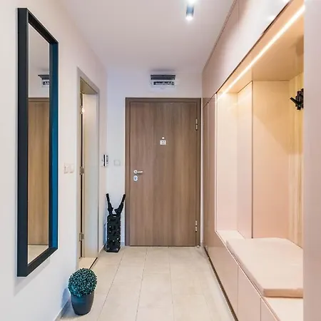 Kapana Luxury Center With Garage 아파트 플로브디프